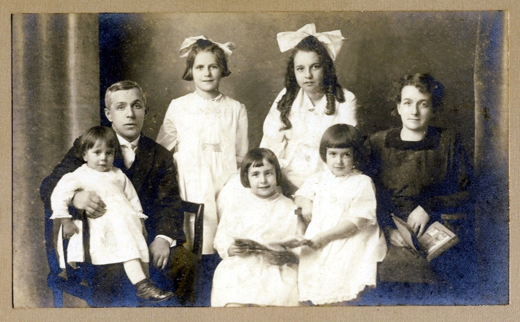 Family of Nelson Routly 1919 Back Row L-R: Nelson, Mildred, Lillian, Elizabeth Jane (nee Ward) Front Row L-R: Helen, Lenore, Muriel